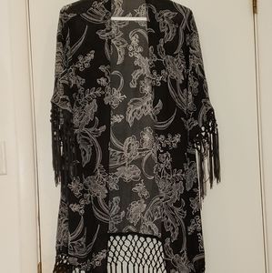 Womens SZ 00/0 Torrid Black And White Floral And Paisley Shawl